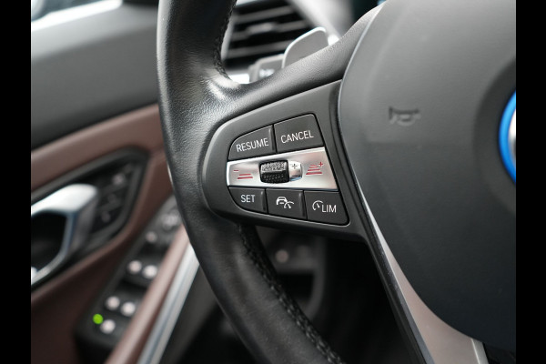 BMW 3 Serie Touring 330e Luxury Line Plug In Hybrid Facelift 293pk Dealer O.H. PHEV | Trekhaak Af Fabriek | Panodak | Head Up | Camera | Harman / Kardon | Lederen Sportstoelen Memory & Verwarmd | Adaptive LED | Widescreen Navi | Stuur Verwarmd | Keyless | Blis | 18"L.M  |