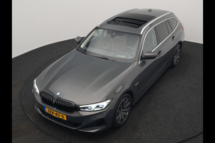 BMW 3 Serie Touring 330e Luxury Line Plug In Hybrid Facelift 293pk Dealer O.H. PHEV | Trekhaak Af Fabriek | Panodak | Head Up | Camera | Harman / Kardon | Lederen Sportstoelen Memory & Verwarmd | Adaptive LED | Widescreen Navi | Stuur Verwarmd | Keyless | Blis | 18"L.M  |