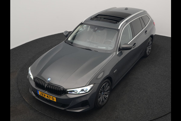 BMW 3 Serie Touring 330e Luxury Line Plug In Hybrid Facelift 293pk Dealer O.H. PHEV | Trekhaak Af Fabriek | Panodak | Head Up | Camera | Harman / Kardon | Lederen Sportstoelen Memory & Verwarmd | Adaptive LED | Widescreen Navi | Stuur Verwarmd | Keyless | Blis | 18"L.M  |