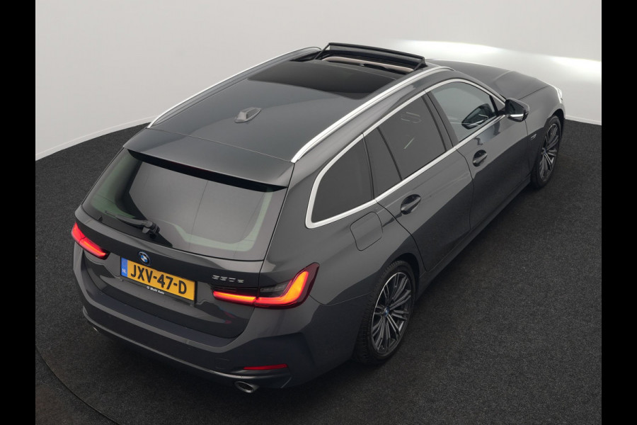 BMW 3 Serie Touring 330e Luxury Line Plug In Hybrid Facelift 293pk Dealer O.H. PHEV | Trekhaak Af Fabriek | Panodak | Head Up | Camera | Harman / Kardon | Lederen Sportstoelen Memory & Verwarmd | Adaptive LED | Widescreen Navi | Stuur Verwarmd | Keyless | Blis | 18"L.M  |