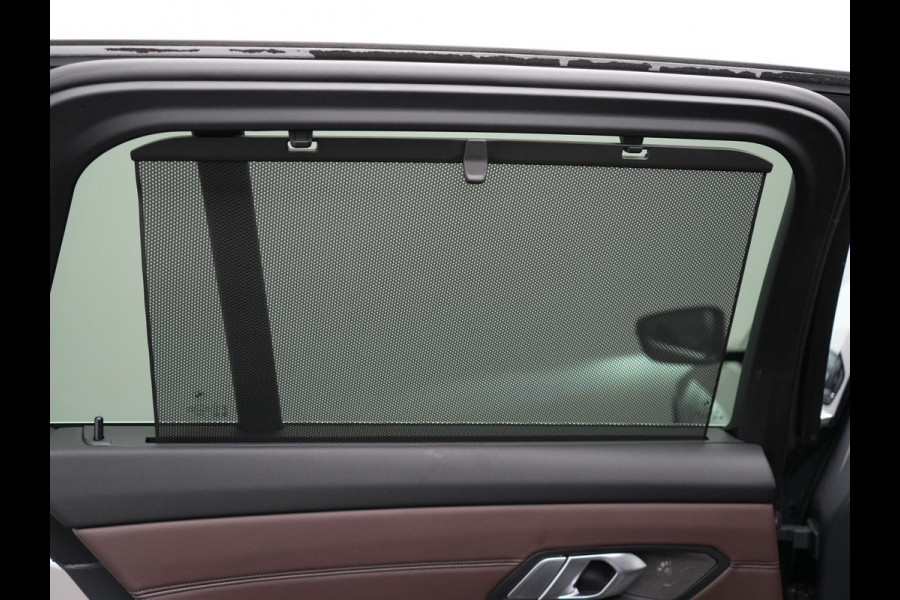 BMW 3 Serie Touring 330e Luxury Line Plug In Hybrid Facelift 293pk Dealer O.H. PHEV | Trekhaak Af Fabriek | Panodak | Head Up | Camera | Harman / Kardon | Lederen Sportstoelen Memory & Verwarmd | Adaptive LED | Widescreen Navi | Stuur Verwarmd | Keyless | Blis | 18"L.M  |