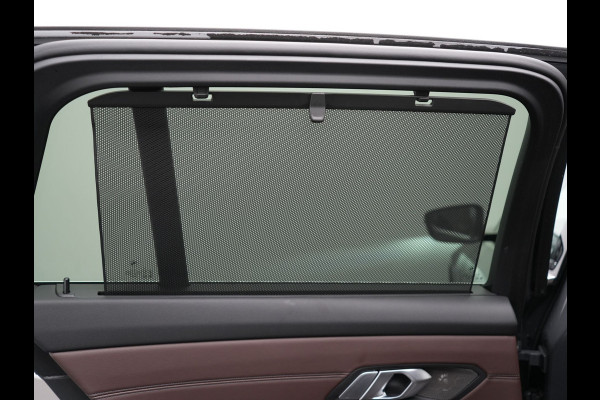 BMW 3 Serie Touring 330e Luxury Line Plug In Hybrid Facelift 293pk Dealer O.H. PHEV | Trekhaak Af Fabriek | Panodak | Head Up | Camera | Harman / Kardon | Lederen Sportstoelen Memory & Verwarmd | Adaptive LED | Widescreen Navi | Stuur Verwarmd | Keyless | Blis | 18"L.M  |