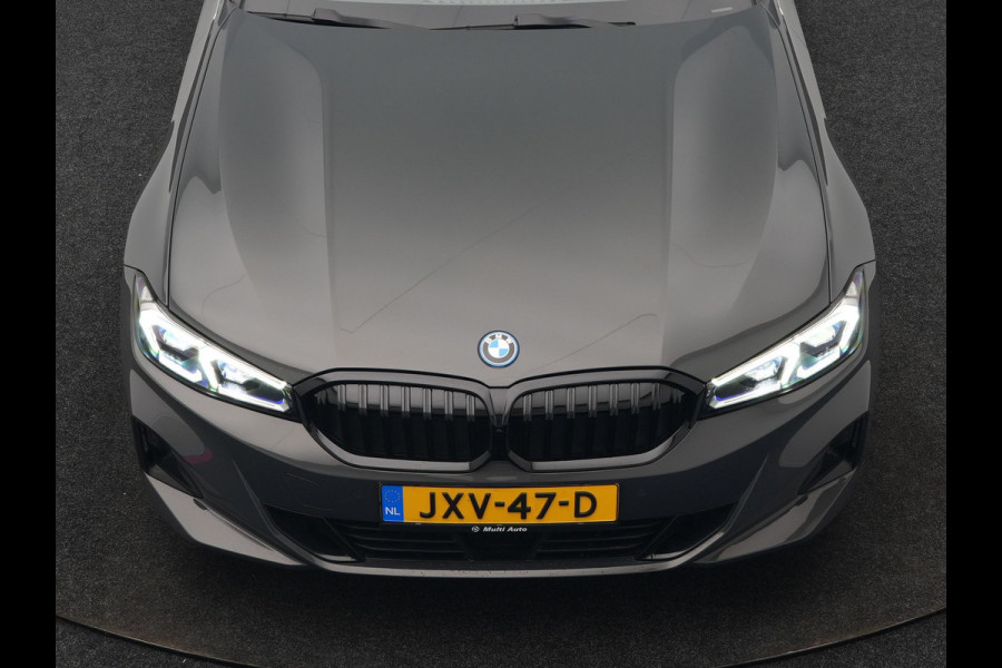 BMW 3 Serie Touring 330e Luxury Line Plug In Hybrid Facelift 293pk Dealer O.H. PHEV | Trekhaak Af Fabriek | Panodak | Head Up | Camera | Harman / Kardon | Lederen Sportstoelen Memory & Verwarmd | Adaptive LED | Widescreen Navi | Stuur Verwarmd | Keyless | Blis | 18"L.M  |