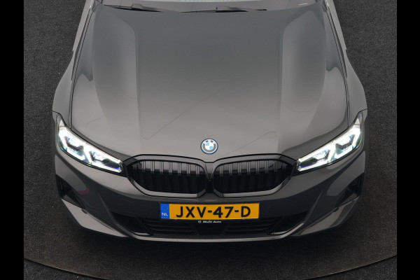 BMW 3 Serie Touring 330e Luxury Line Plug In Hybrid Facelift 293pk Dealer O.H. PHEV | Trekhaak Af Fabriek | Panodak | Head Up | Camera | Harman / Kardon | Lederen Sportstoelen Memory & Verwarmd | Adaptive LED | Widescreen Navi | Stuur Verwarmd | Keyless | Blis | 18"L.M  |