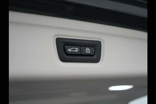BMW 3 Serie Touring 330e Luxury Line Plug In Hybrid Facelift 293pk Dealer O.H. PHEV | Trekhaak Af Fabriek | Panodak | Head Up | Camera | Harman / Kardon | Lederen Sportstoelen Memory & Verwarmd | Adaptive LED | Widescreen Navi | Stuur Verwarmd | Keyless | Blis | 18"L.M  |