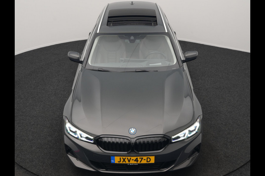 BMW 3 Serie Touring 330e Luxury Line Plug In Hybrid Facelift 293pk Dealer O.H. PHEV | Trekhaak Af Fabriek | Panodak | Head Up | Camera | Harman / Kardon | Lederen Sportstoelen Memory & Verwarmd | Adaptive LED | Widescreen Navi | Stuur Verwarmd | Keyless | Blis | 18"L.M  |