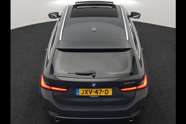 BMW 3 Serie Touring 330e Luxury Line Plug In Hybrid Facelift 293pk Dealer O.H. PHEV | Trekhaak Af Fabriek | Panodak | Head Up | Camera | Harman / Kardon | Lederen Sportstoelen Memory & Verwarmd | Adaptive LED | Widescreen Navi | Stuur Verwarmd | Keyless | Blis | 18"L.M  |