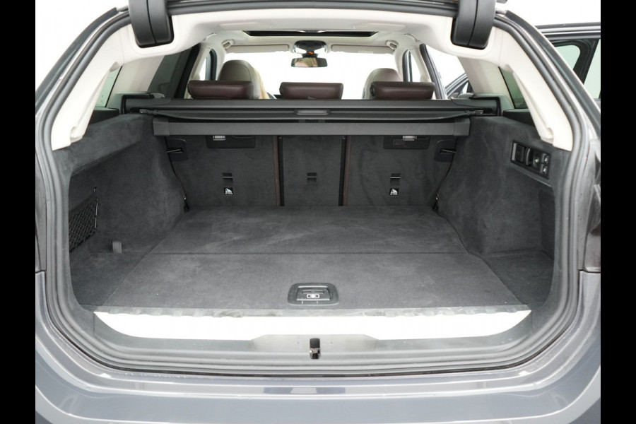 BMW 3 Serie Touring 330e Luxury Line Plug In Hybrid Facelift 293pk Dealer O.H. PHEV | Trekhaak Af Fabriek | Panodak | Head Up | Camera | Harman / Kardon | Lederen Sportstoelen Memory & Verwarmd | Adaptive LED | Widescreen Navi | Stuur Verwarmd | Keyless | Blis | 18"L.M  |