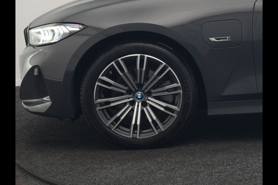 BMW 3 Serie Touring 330e Luxury Line Plug In Hybrid Facelift 293pk Dealer O.H. PHEV | Trekhaak Af Fabriek | Panodak | Head Up | Camera | Harman / Kardon | Lederen Sportstoelen Memory & Verwarmd | Adaptive LED | Widescreen Navi | Stuur Verwarmd | Keyless | Blis | 18"L.M  |