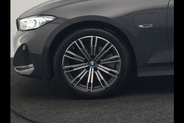 BMW 3 Serie Touring 330e Luxury Line Plug In Hybrid Facelift 293pk Dealer O.H. PHEV | Trekhaak Af Fabriek | Panodak | Head Up | Camera | Harman / Kardon | Lederen Sportstoelen Memory & Verwarmd | Adaptive LED | Widescreen Navi | Stuur Verwarmd | Keyless | Blis | 18"L.M  |