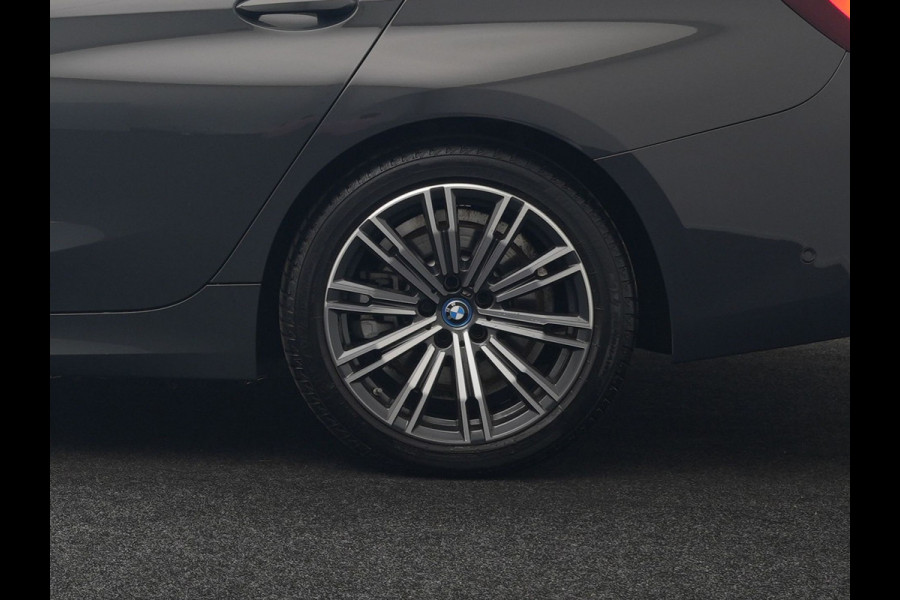 BMW 3 Serie Touring 330e Luxury Line Plug In Hybrid Facelift 293pk Dealer O.H. PHEV | Trekhaak Af Fabriek | Panodak | Head Up | Camera | Harman / Kardon | Lederen Sportstoelen Memory & Verwarmd | Adaptive LED | Widescreen Navi | Stuur Verwarmd | Keyless | Blis | 18"L.M  |
