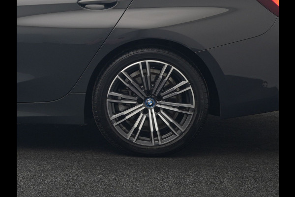 BMW 3 Serie Touring 330e Luxury Line Plug In Hybrid Facelift 293pk Dealer O.H. PHEV | Trekhaak Af Fabriek | Panodak | Head Up | Camera | Harman / Kardon | Lederen Sportstoelen Memory & Verwarmd | Adaptive LED | Widescreen Navi | Stuur Verwarmd | Keyless | Blis | 18"L.M  |