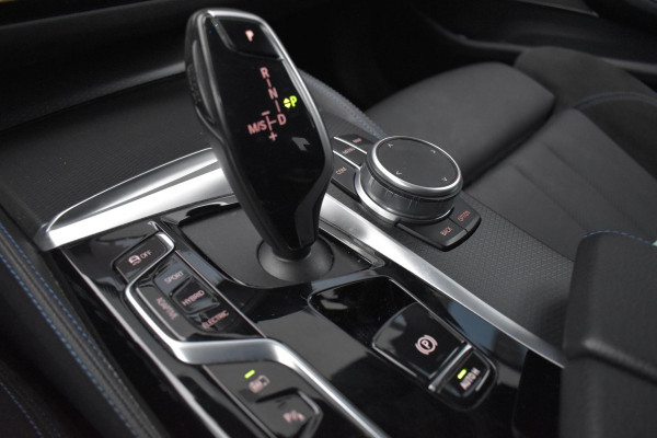BMW 5 Serie 530e M-Sport Lane Pano Camera 20" HK