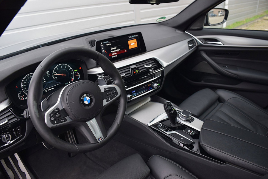 BMW 5 Serie Touring 530i High Executive*M-pakket*Pano*Trekhaak*Stoelventilatie*132Dkm*2019*