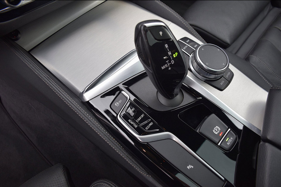 BMW 5 Serie Touring 530i High Executive*M-pakket*Pano*Trekhaak*Stoelventilatie*132Dkm*2019*