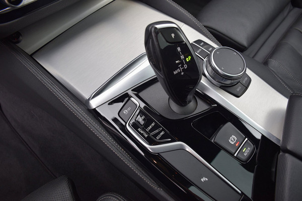 BMW 5 Serie Touring 530i High Executive*M-pakket*Pano*Trekhaak*Stoelventilatie*132Dkm*2019*