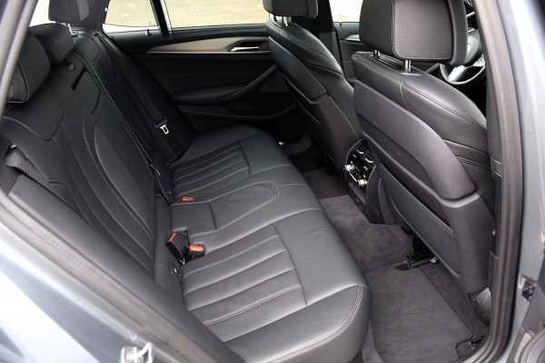 BMW 5 Serie Touring 530i High Executive*M-pakket*Pano*Trekhaak*Stoelventilatie*132Dkm*2019*