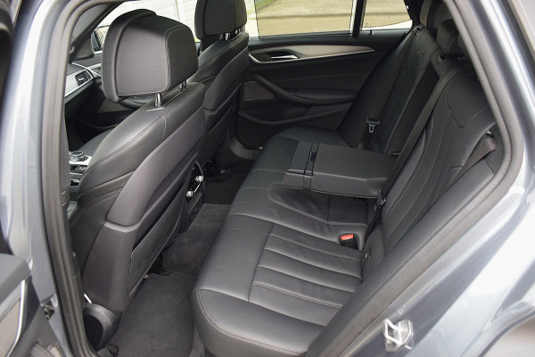 BMW 5 Serie Touring 530i High Executive*M-pakket*Pano*Trekhaak*Stoelventilatie*132Dkm*2019*