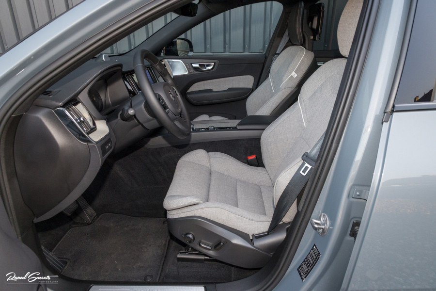 Volvo XC60 2.0 T8 Plug-in hybrid AWD Ultimate Dark Long range | Luchtvering | Bowers&Wilkins | Zwenkbare trekhaak | Panorama dak | Wol interieur |