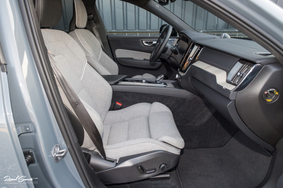 Volvo XC60 2.0 T8 Plug-in hybrid AWD Ultimate Dark Long range | Luchtvering | Bowers&Wilkins | Zwenkbare trekhaak | Panorama dak | Wol interieur |