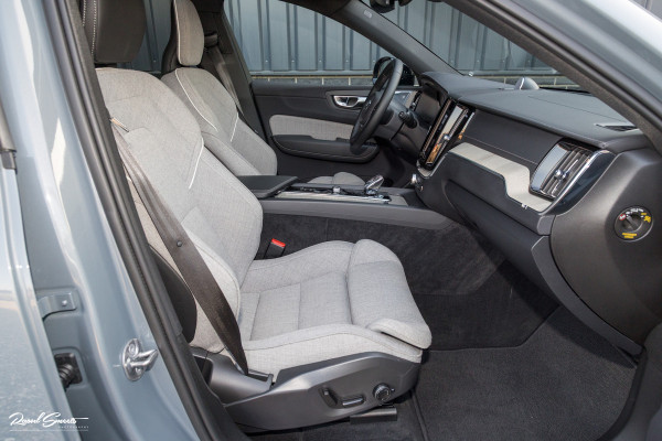 Volvo XC60 2.0 T8 Plug-in hybrid AWD Ultimate Dark Long range | Luchtvering | Bowers&Wilkins | Zwenkbare trekhaak | Panorama dak | Wol interieur |