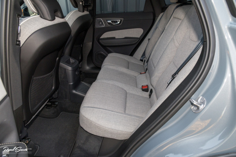 Volvo XC60 2.0 T8 Plug-in hybrid AWD Ultimate Dark Long range | Luchtvering | Bowers&Wilkins | Zwenkbare trekhaak | Panorama dak | Wol interieur |