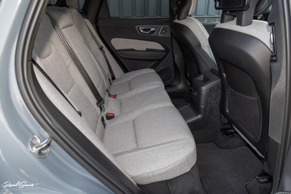 Volvo XC60 2.0 T8 Plug-in hybrid AWD Ultimate Dark Long range | Luchtvering | Bowers&Wilkins | Zwenkbare trekhaak | Panorama dak | Wol interieur |