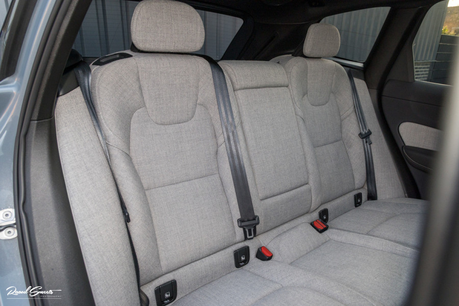 Volvo XC60 2.0 T8 Plug-in hybrid AWD Ultimate Dark Long range | Luchtvering | Bowers&Wilkins | Zwenkbare trekhaak | Panorama dak | Wol interieur |