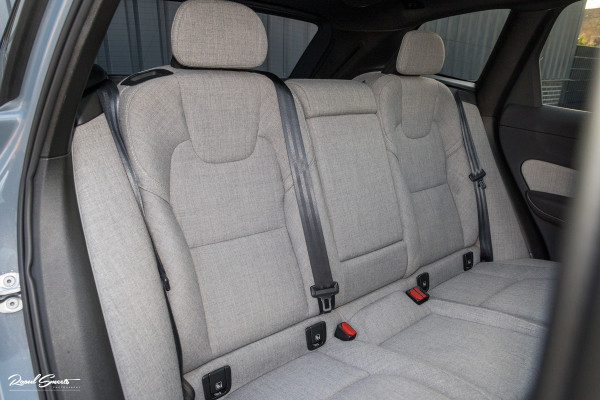 Volvo XC60 2.0 T8 Plug-in hybrid AWD Ultimate Dark Long range | Luchtvering | Bowers&Wilkins | Zwenkbare trekhaak | Panorama dak | Wol interieur |