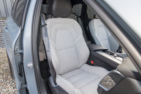 Volvo XC60 2.0 T8 Plug-in hybrid AWD Ultimate Dark Long range | Luchtvering | Bowers&Wilkins | Zwenkbare trekhaak | Panorama dak | Wol interieur |