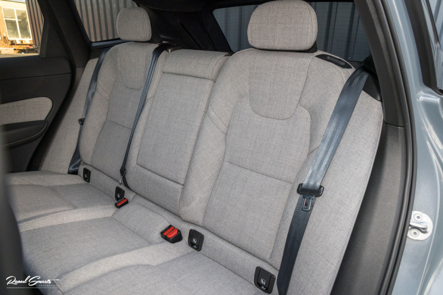 Volvo XC60 2.0 T8 Plug-in hybrid AWD Ultimate Dark Long range | Luchtvering | Bowers&Wilkins | Zwenkbare trekhaak | Panorama dak | Wol interieur |