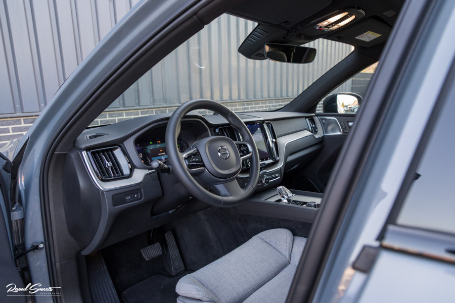 Volvo XC60 2.0 T8 Plug-in hybrid AWD Ultimate Dark Long range | Luchtvering | Bowers&Wilkins | Zwenkbare trekhaak | Panorama dak | Wol interieur |