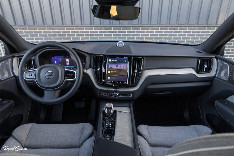 Volvo XC60 2.0 T8 Plug-in hybrid AWD Ultimate Dark Long range | Luchtvering | Bowers&Wilkins | Zwenkbare trekhaak | Panorama dak | Wol interieur |