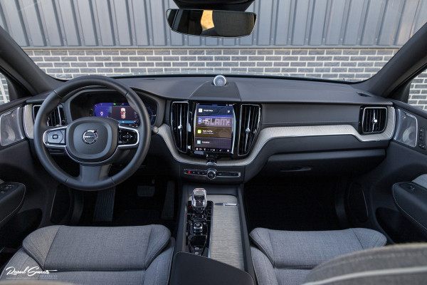 Volvo XC60 2.0 T8 Plug-in hybrid AWD Ultimate Dark Long range | Luchtvering | Bowers&Wilkins | Zwenkbare trekhaak | Panorama dak | Wol interieur |