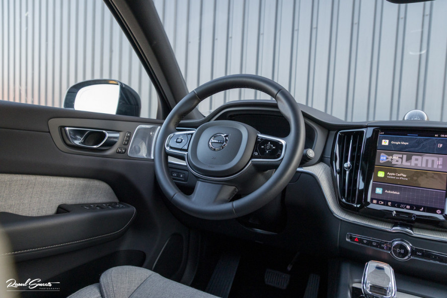 Volvo XC60 2.0 T8 Plug-in hybrid AWD Ultimate Dark Long range | Luchtvering | Bowers&Wilkins | Zwenkbare trekhaak | Panorama dak | Wol interieur |