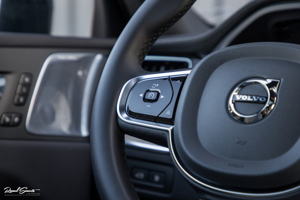 Volvo XC60 2.0 T8 Plug-in hybrid AWD Ultimate Dark Long range | Luchtvering | Bowers&Wilkins | Zwenkbare trekhaak | Panorama dak | Wol interieur |