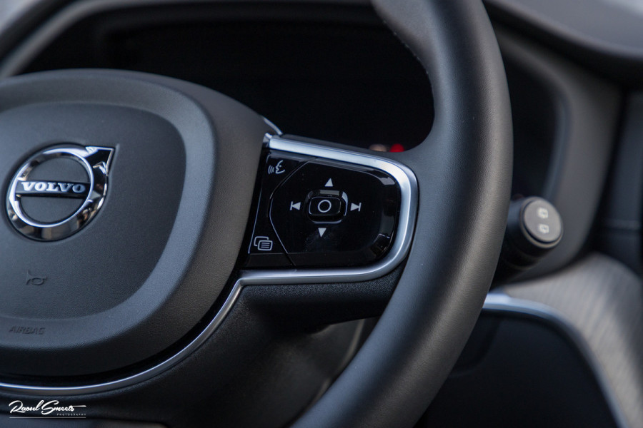 Volvo XC60 2.0 T8 Plug-in hybrid AWD Ultimate Dark Long range | Luchtvering | Bowers&Wilkins | Zwenkbare trekhaak | Panorama dak | Wol interieur |