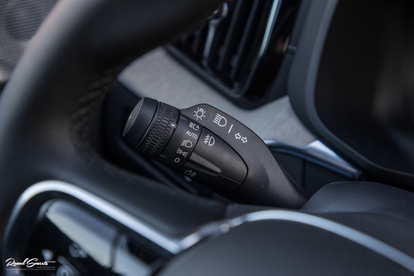 Volvo XC60 2.0 T8 Plug-in hybrid AWD Ultimate Dark Long range | Luchtvering | Bowers&Wilkins | Zwenkbare trekhaak | Panorama dak | Wol interieur |