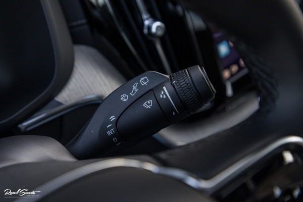 Volvo XC60 2.0 T8 Plug-in hybrid AWD Ultimate Dark Long range | Luchtvering | Bowers&Wilkins | Zwenkbare trekhaak | Panorama dak | Wol interieur |