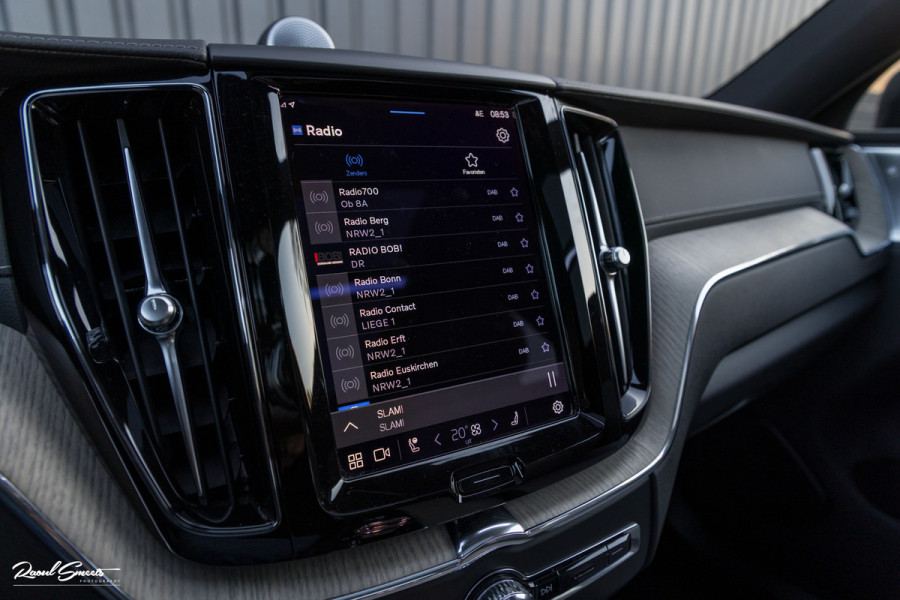 Volvo XC60 2.0 T8 Plug-in hybrid AWD Ultimate Dark Long range | Luchtvering | Bowers&Wilkins | Zwenkbare trekhaak | Panorama dak | Wol interieur |