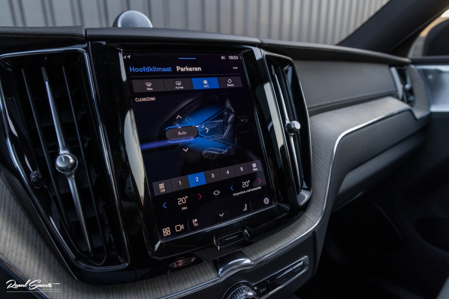 Volvo XC60 2.0 T8 Plug-in hybrid AWD Ultimate Dark Long range | Luchtvering | Bowers&Wilkins | Zwenkbare trekhaak | Panorama dak | Wol interieur |