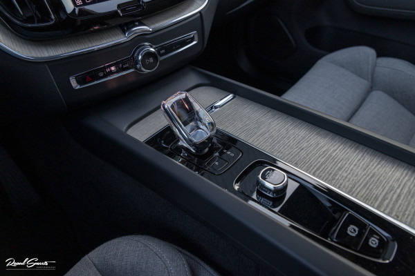 Volvo XC60 2.0 T8 Plug-in hybrid AWD Ultimate Dark Long range | Luchtvering | Bowers&Wilkins | Zwenkbare trekhaak | Panorama dak | Wol interieur |