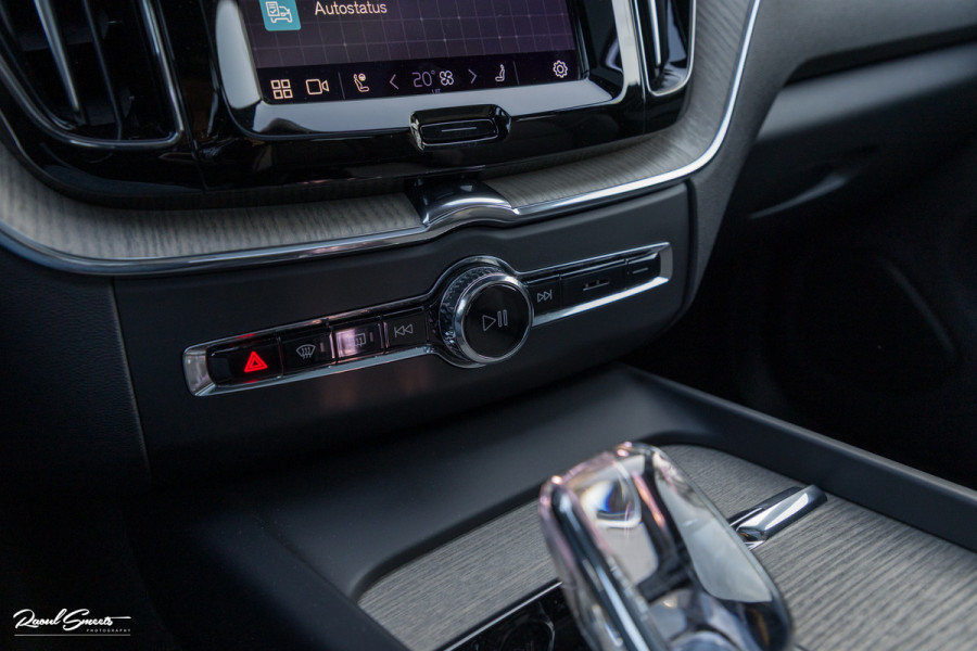 Volvo XC60 2.0 T8 Plug-in hybrid AWD Ultimate Dark Long range | Luchtvering | Bowers&Wilkins | Zwenkbare trekhaak | Panorama dak | Wol interieur |