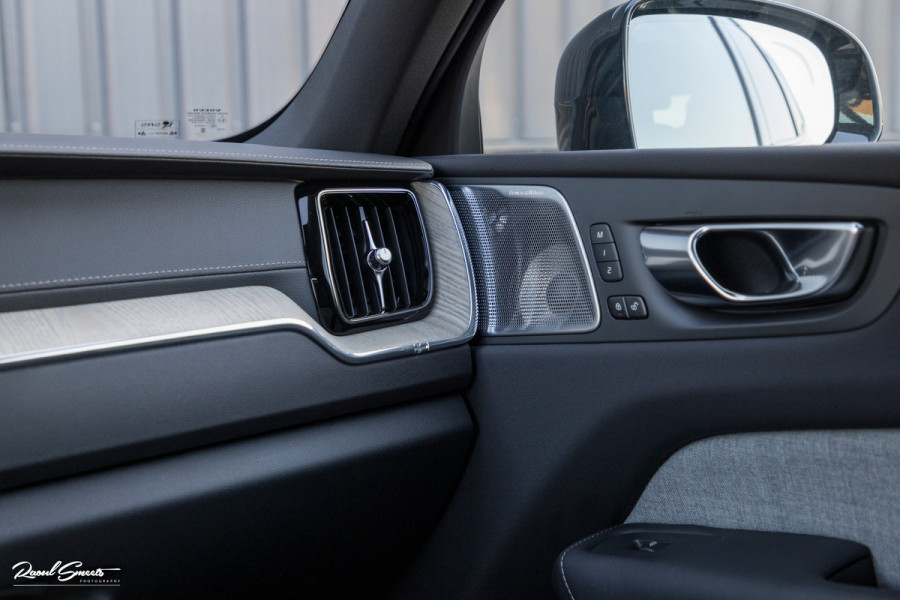 Volvo XC60 2.0 T8 Plug-in hybrid AWD Ultimate Dark Long range | Luchtvering | Bowers&Wilkins | Zwenkbare trekhaak | Panorama dak | Wol interieur |