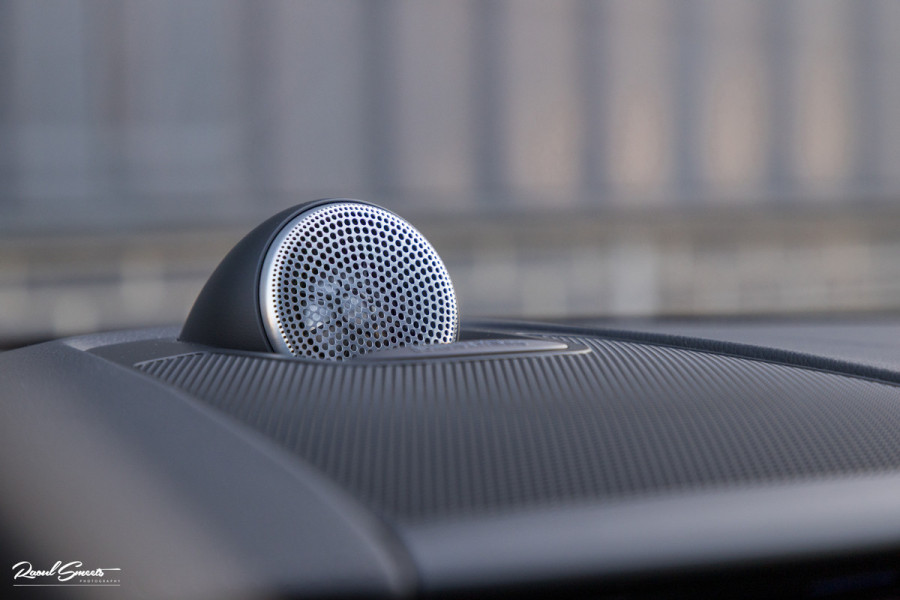 Volvo XC60 2.0 T8 Plug-in hybrid AWD Ultimate Dark Long range | Luchtvering | Bowers&Wilkins | Zwenkbare trekhaak | Panorama dak | Wol interieur |