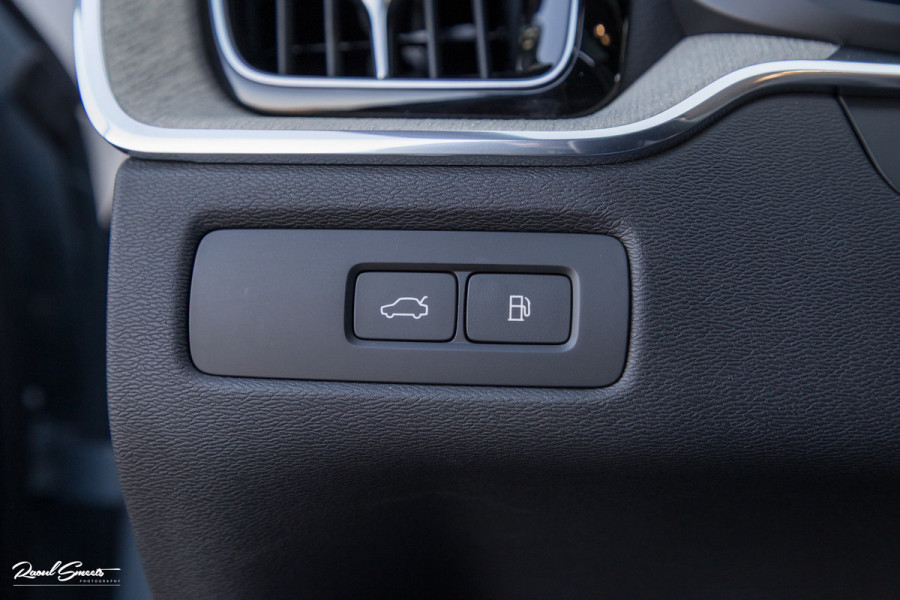 Volvo XC60 2.0 T8 Plug-in hybrid AWD Ultimate Dark Long range | Luchtvering | Bowers&Wilkins | Zwenkbare trekhaak | Panorama dak | Wol interieur |