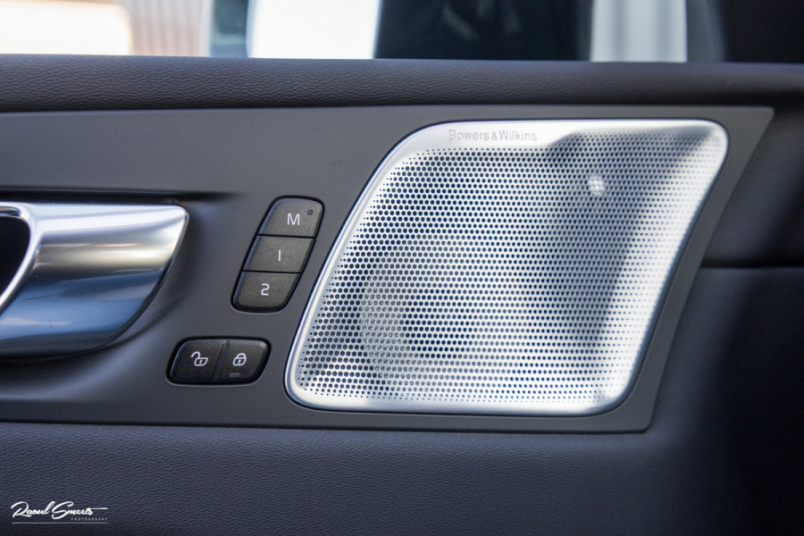 Volvo XC60 2.0 T8 Plug-in hybrid AWD Ultimate Dark Long range | Luchtvering | Bowers&Wilkins | Zwenkbare trekhaak | Panorama dak | Wol interieur |