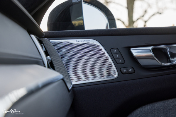 Volvo XC60 2.0 T8 Plug-in hybrid AWD Ultimate Dark Long range | Luchtvering | Bowers&Wilkins | Zwenkbare trekhaak | Panorama dak | Wol interieur |