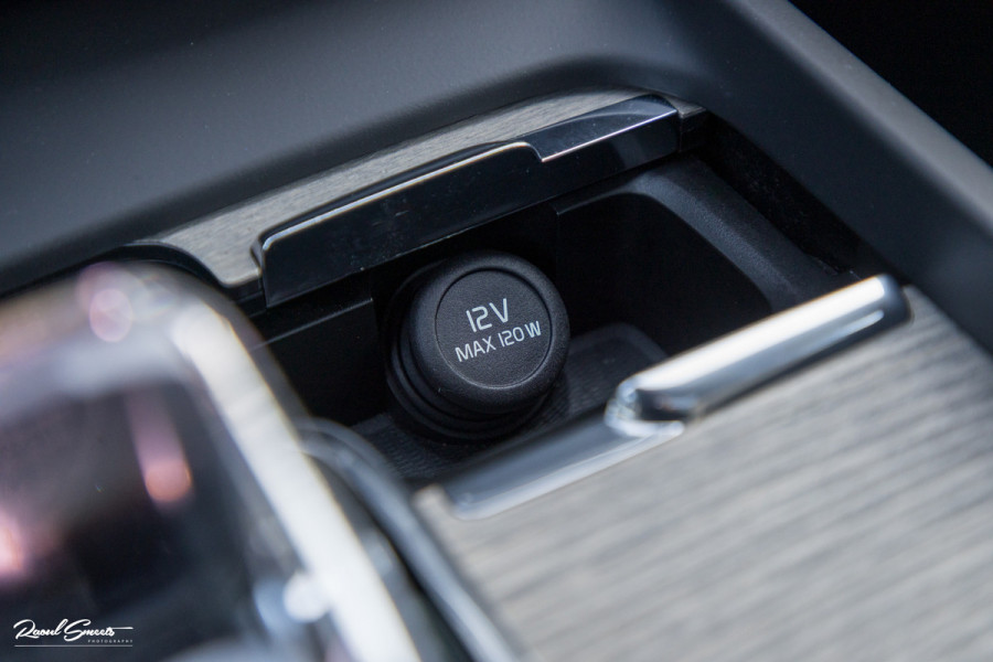 Volvo XC60 2.0 T8 Plug-in hybrid AWD Ultimate Dark Long range | Luchtvering | Bowers&Wilkins | Zwenkbare trekhaak | Panorama dak | Wol interieur |