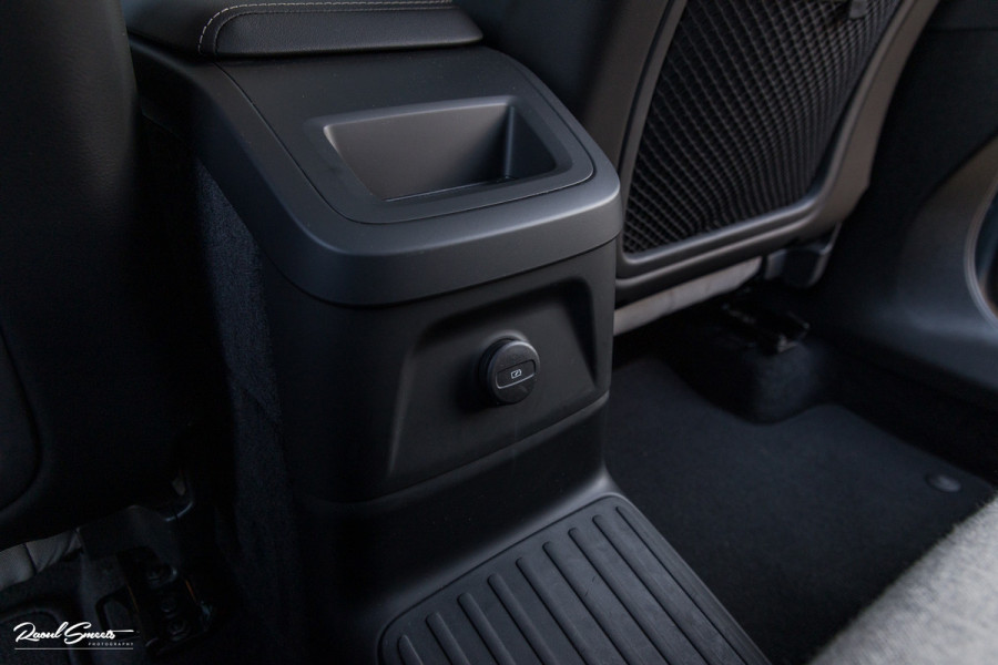 Volvo XC60 2.0 T8 Plug-in hybrid AWD Ultimate Dark Long range | Luchtvering | Bowers&Wilkins | Zwenkbare trekhaak | Panorama dak | Wol interieur |